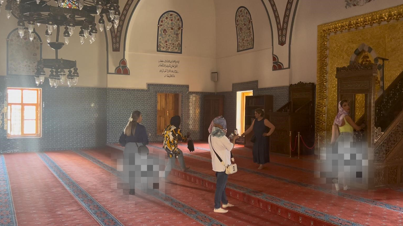 İranlı turistler Van'ı birbirine kattı! Camide tepki toplayan hareketler