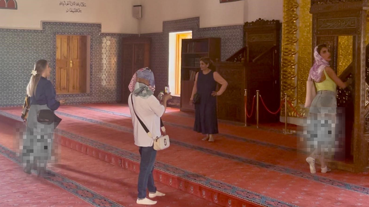 Foto - İranlı turistler Van'ı birbirine kattı! Camide tepki toplayan hareketler