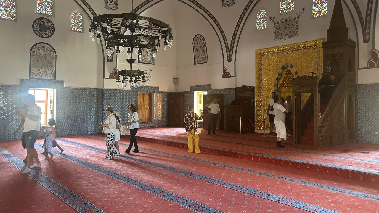 Foto - İranlı turistler Van'ı birbirine kattı! Camide tepki toplayan hareketler