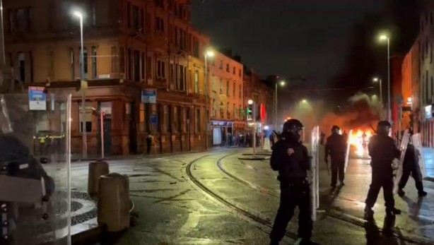 Foto - İrlanda'da bıçaklı saldırı sonrası ortalık karıştı! Polisle çatışıp araçları ateşe verdiler