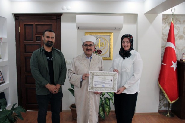 İrlandalı kadın İslam'la şereflendi Elif ismini aldı