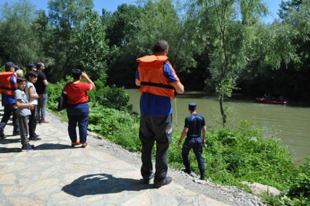 Foto - Irmağa giren Yunus kurtarıldı