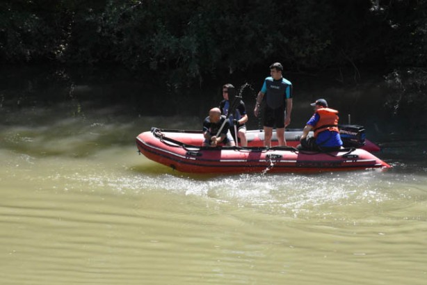 Foto - Irmağa giren Yunus kurtarıldı