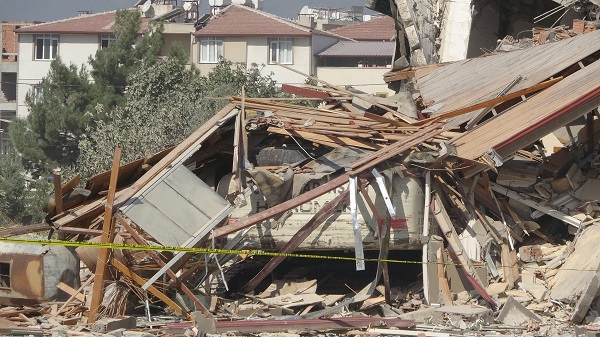 Foto - İş makinesi operatörüne mezar oldu! O bina havadan görüntülendi