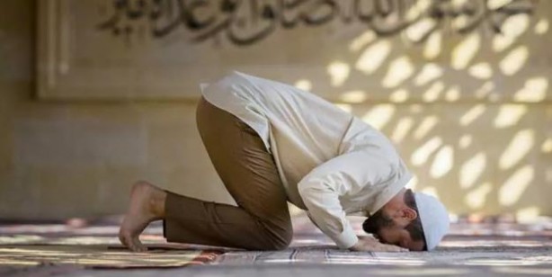 Foto - İş şartları sebebiyle Namazlar birleştirip kılabilir miyim? Hangi namazlar birleştirilerek kılınır