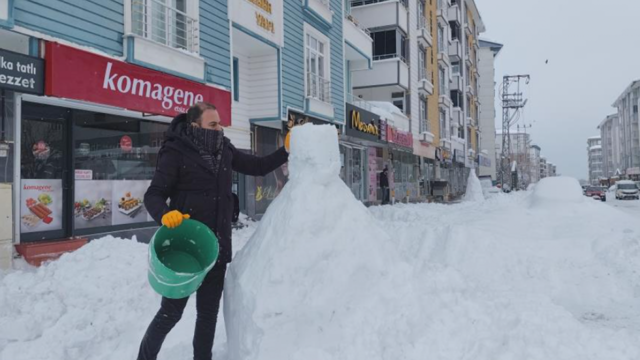 İş yapamayan esnaf kardan adam yaptı