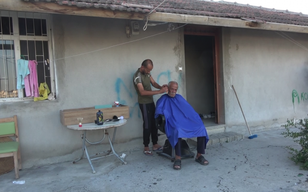 Foto - İş yeri yıkılan depremzede berber evinin önünde işine devam ediyor