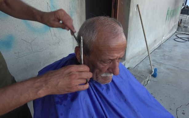 Foto - İş yeri yıkılan depremzede berber evinin önünde işine devam ediyor
