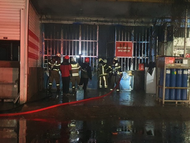 Foto - İş yerinde çıkan yangın söndürüldü
