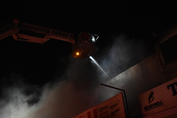 İş yerinde çıkan yangın yan depoya da sıçradı