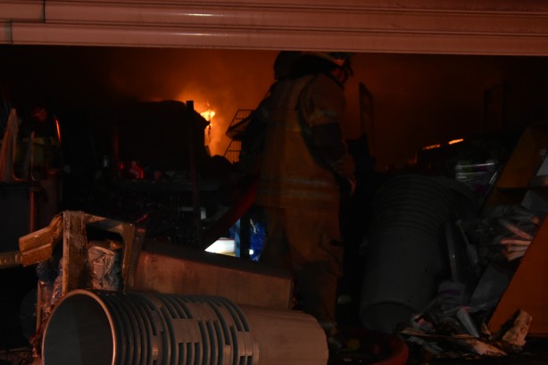 Foto - İş yerinde çıkan yangın yan depoya da sıçradı