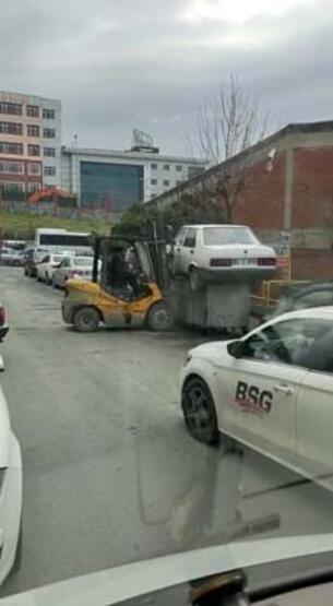 Foto - İş yerinin önünü kapatan otomobili çöpe attılar