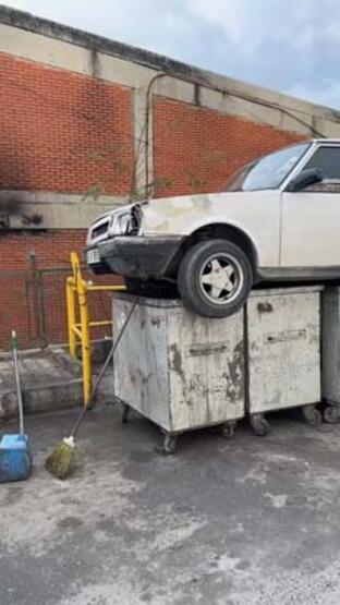 Foto - İş yerinin önünü kapatan otomobili çöpe attılar