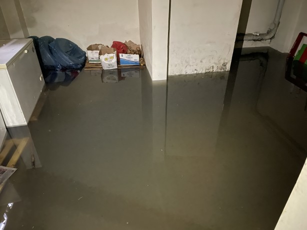 Foto - İş yerlerini su bastı