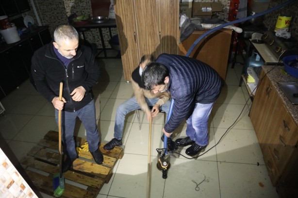 Foto - İş yerlerini su bastı