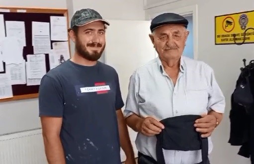 Foto - İşçi emeklisi bulduğu para dolu çantayı sahibine teslim etti