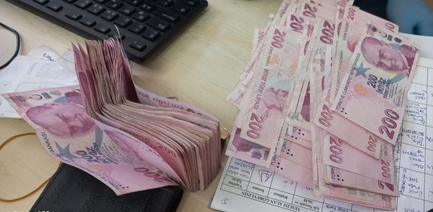 Foto - İşçi emeklisi bulduğu para dolu çantayı sahibine teslim etti