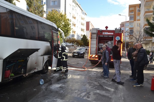 Foto - İşçi servisi alev alev yandı