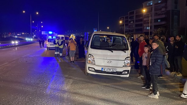 Foto - İşçi servisi ile kamyonetin çarpıştığı kazada 4 kişi yaralandı