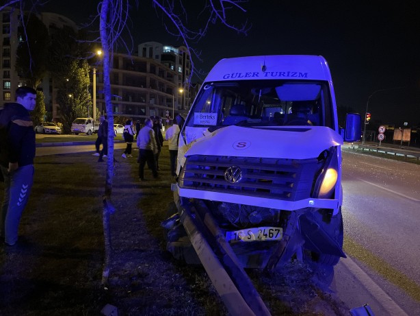 Foto - İşçi servisi ile kamyonetin çarpıştığı kazada 4 kişi yaralandı