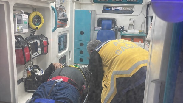 Foto - İşçi servisi ile kamyonetin çarpıştığı kazada 4 kişi yaralandı