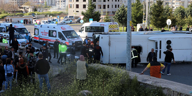 İşçi servisi ile TIR çarpıştı: 33 yaralı