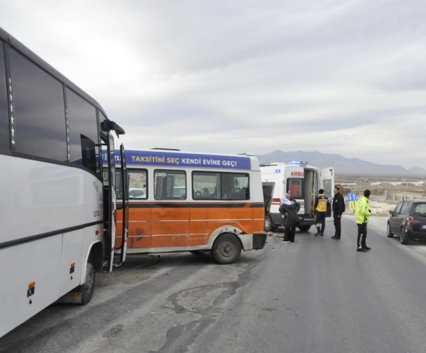 İşçi servisi ile yolcu minibüsü çarpıştı