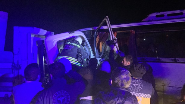 Foto - İşçi servisiyle kamyonet kafa kafaya çarpıştı: 1 ölü, 20 yaralı