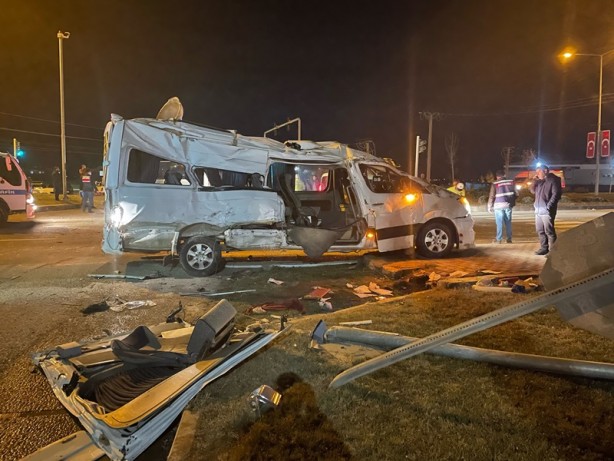 Foto - İşçi taşıyan servis minibüsleri kaza yaptı, 11 kişi yaralandı