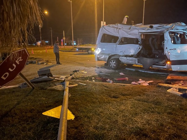 Foto - İşçi taşıyan servis minibüsleri kaza yaptı, 11 kişi yaralandı