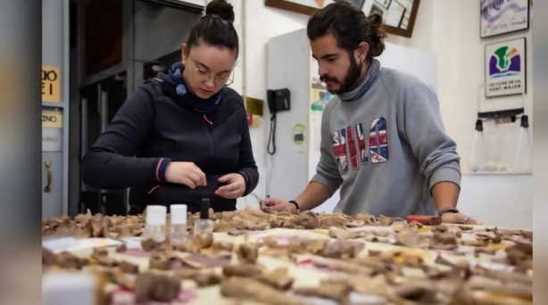 Foto - İşçiler 4000 yıllık mağaraya önce kendileri girdi... Aşağıda karşılaştıkları manzara sonrası şok oldular! Tam 7 bin tane çıkarıldı