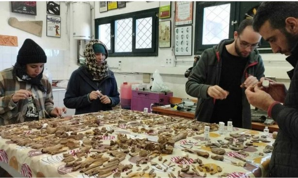 Foto - İşçiler 4000 yıllık mağaraya önce kendileri girdi... Aşağıda karşılaştıkları manzara sonrası şok oldular! Tam 7 bin tane çıkarıldı