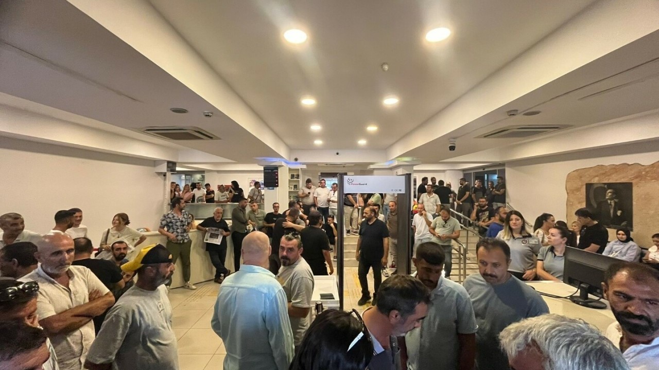 Foto - İşçiler CHP belediyesini bastı! Buca Belediyesi'nde maaş skandalı