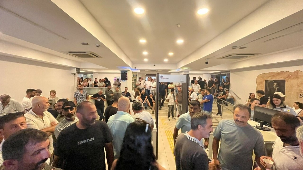 Foto - İşçiler CHP belediyesini bastı! Buca Belediyesi'nde maaş skandalı