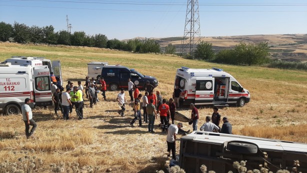 Foto - İşçileri taşıyan minibüs tarlaya uçtu! Çok sayıda yaralı var