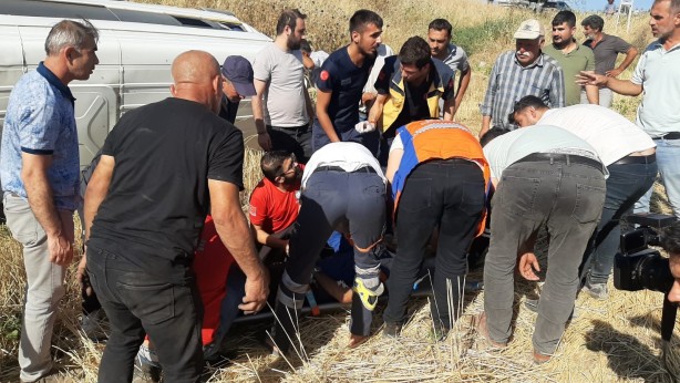 Foto - İşçileri taşıyan minibüs tarlaya uçtu! Çok sayıda yaralı var
