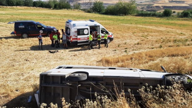 Foto - İşçileri taşıyan minibüs tarlaya uçtu! Çok sayıda yaralı var