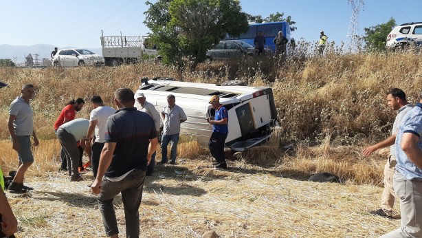 Foto - İşçileri taşıyan minibüs tarlaya uçtu! Çok sayıda yaralı var