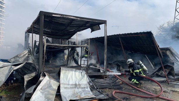 Foto - İşçilerin kaldığı 32 yataklı konteyner ev alev alev yandı
