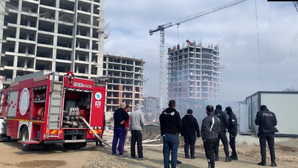 Foto - İşçilerin kaldığı 32 yataklı konteyner ev alev alev yandı