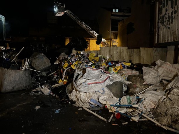 Foto - İşçilerin kaldığı konteyner, alev alev yandı!