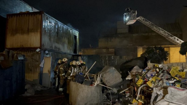 Foto - İşçilerin kaldığı konteyner, alev alev yandı!