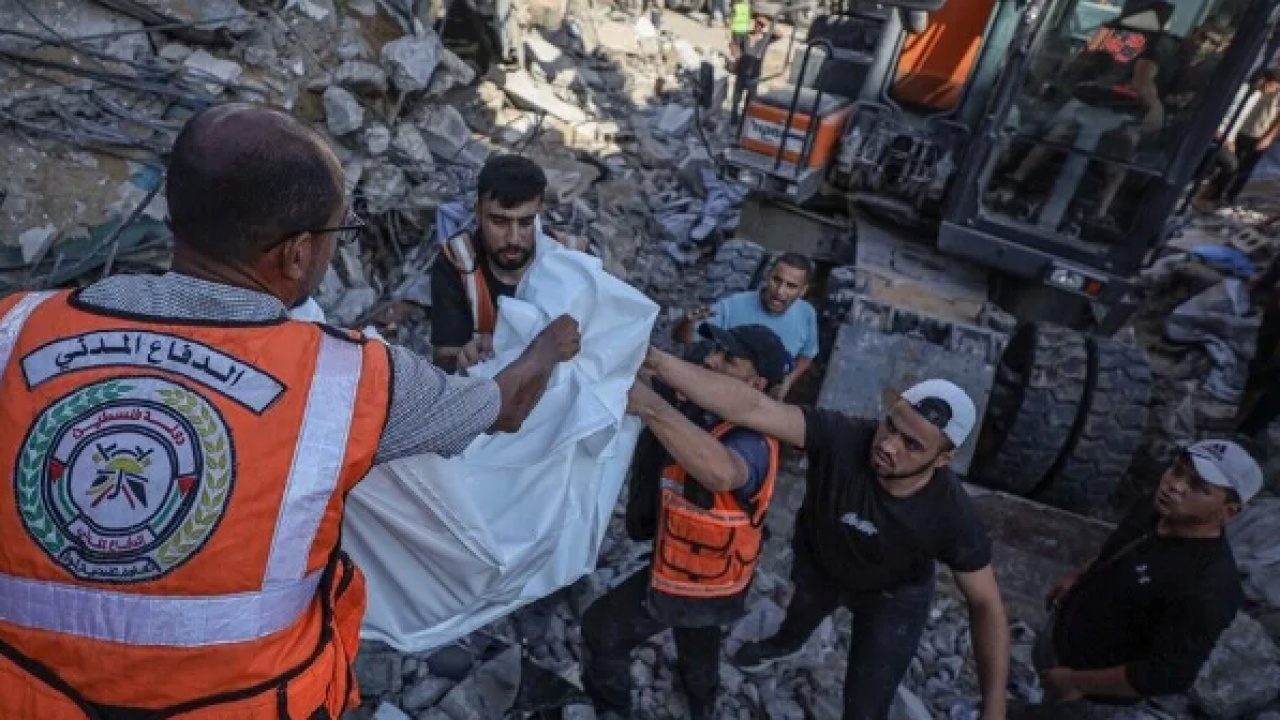 Foto - İşgalci alçaklar ölülere bile düşman! Cenazeler bile çıkarılamıyor: Gazze’de 8 yıl sürecek bir insanlık dramı