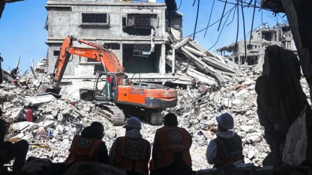 Foto - İşgalci alçaklar ölülere bile düşman! Cenazeler bile çıkarılamıyor: Gazze’de 8 yıl sürecek bir insanlık dramı