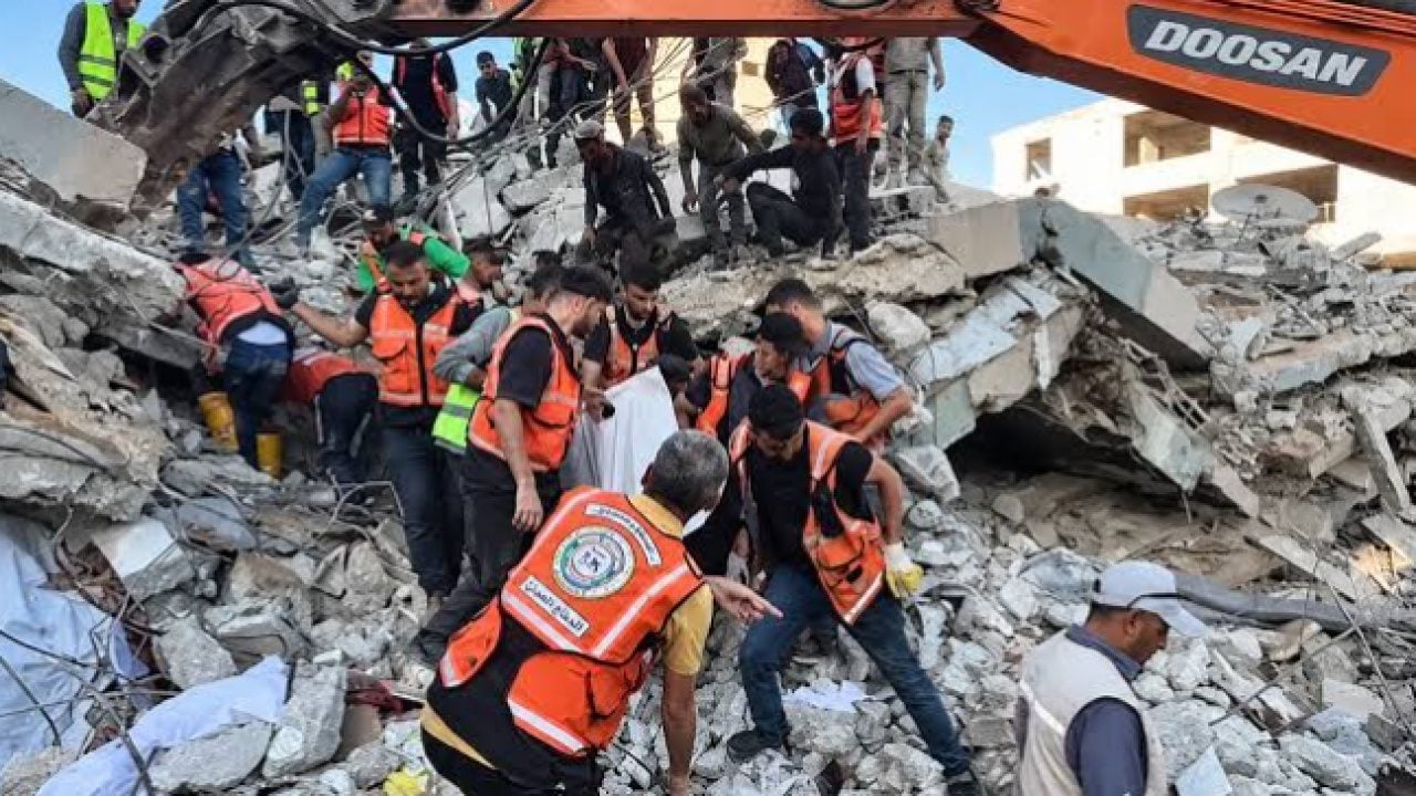 Foto - İşgalci alçaklar ölülere bile düşman! Cenazeler bile çıkarılamıyor: Gazze’de 8 yıl sürecek bir insanlık dramı