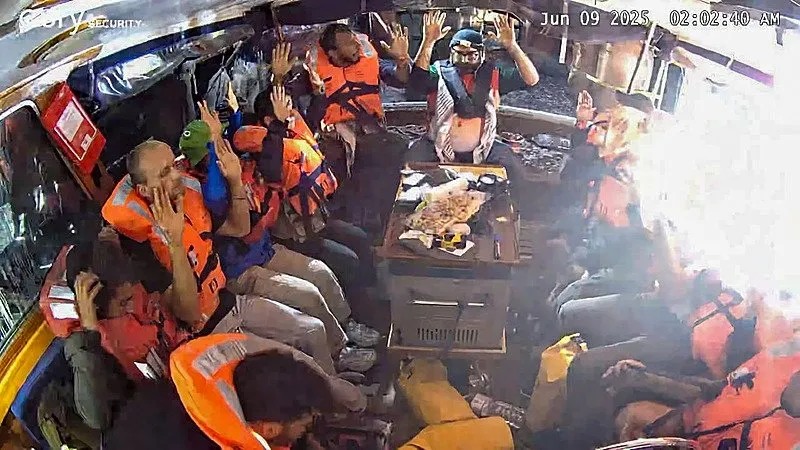 Foto - İşgalci İsrail insani yardım gemisine saldırdı! Greta dahil 12 aktivisti kaçırdılar