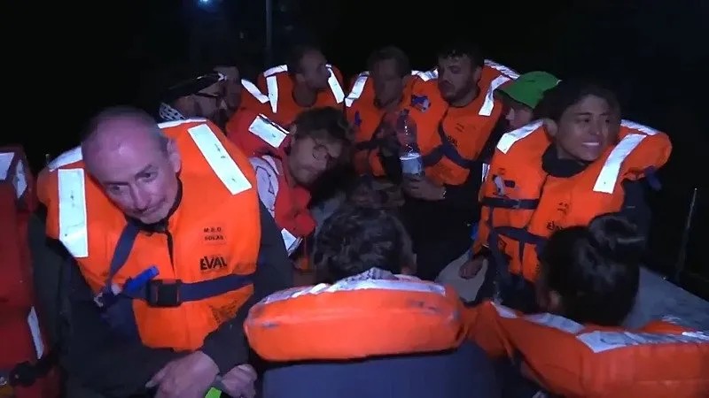 İşgalci İsrail insani yardım gemisine saldırdı! Greta dahil 12 aktivisti kaçırdılar