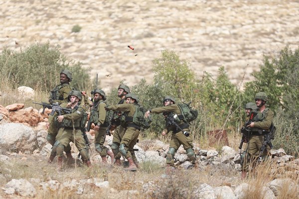 Foto - İşgalciler namaz kılan Müslümanlara saldırdı!