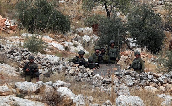 Foto - İşgalciler namaz kılan Müslümanlara saldırdı!