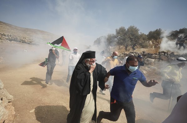 Foto - İşgalciler namaz kılan Müslümanlara saldırdı!